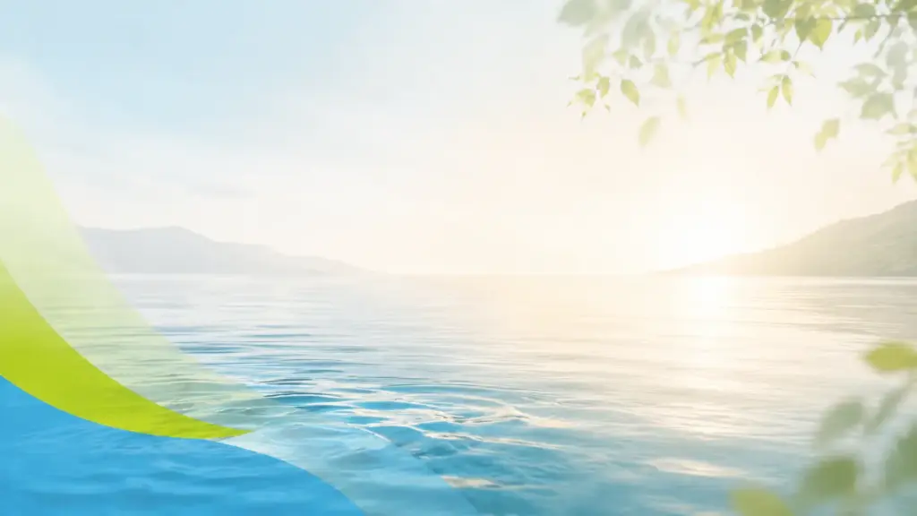 Ein See mit Bergen ganz weit im Hintergrund, das Wasser ist leicht gewellt, der Himmel strahlt und die Sonne geht gerade hinter den Bergen auf (Bild ist KI-generiert)